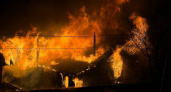 Очевидцы засняли на видео крупный пожар в Сыктывкаре 