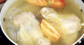 Прозрачный и ароматный: шеф-повара раскрыли секрет лучшего куриного бульона
