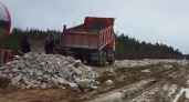 В Коми "кисельную дорогу" рабочие отсыпают бутовым камнем