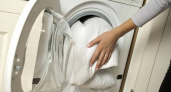 Стакан при стирке — и вещи кипельно-белые: прачка раскрыла, что заливает в стиралку вместе с порошком — стоит копейки