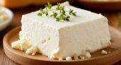 На ночь смешиваем ряженку и сметану: утром получаем сыр "Филадельфия" — готовится, пока вы отсыпаетесь