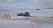 Фронтальный погрузчик ушел под лед во время работ в Коми