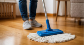 Начала мыть полы соленой водой — перемены в доме заметила вся семья: вот зачем добавляю соль в ведро
