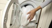 Стакан при стирке — и вещи кипельно-белые: прачка раскрыла, что замешивает в стиралку вместе с порошком — стоит копейки