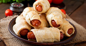 Натираю сосиски и готовлю быстрые булочки: простой и вкусный рецепт, который покорит всех