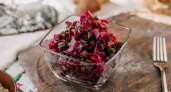 Вкусный салат со свеклой: домашних от него за уши не оттащить — простой и быстрый рецепт