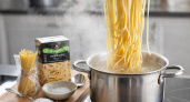 Перестаньте солить воду для макарон после закипания. Кондитер раскрыл неожиданные факты