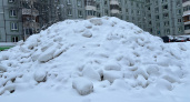 Жители Сыктывкара возмущены складированием снега на детских площадках и парковках