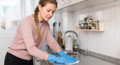Липкий жирный налёт сползает на глазах: простая хитрость, после которой кухня будет сверкать и пахнуть свежестью
