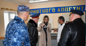 В Коми депутат продегустировала обед осуждённых и получила в подарок куклу
