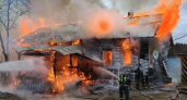 В Коми из горящего частного дома спасатели вытащили троих человек 