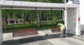 В Сыктывкаре на площадке «под часами» устанавливают новые качели 