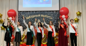 Самолетики, вальс и "Царица" на школьный лад: репортаж с последнего звонка в Сыктывкаре