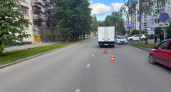 В Сыктывкаре 11-летняя девочка зацепилась за фургон, чтобы покататься и упала на дорогу 