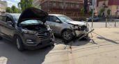 В Сыктывкаре водитель SsangYong спровоцировал столкновение и снёс забор на перекрёстке