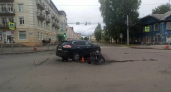 В Сыктывкаре Nissan не пропустил мопед при повороте и столкнулся с ним 
