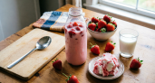 Беру бутылку и "забиваю" клубникой с молоком: мой коронный десерт "Снежок". Без выпечки и сахара