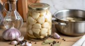 Без возни и закрутки — просто закрываю капроновыми крышками: маринованный чеснок хранится везде