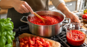 Томатный соус на зиму за 20 минут: в 3 раза вкуснее дорогого «Краснодарского» из магазина — гости не верят, что это домашняя заготовка