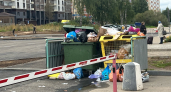 Жители Сыктывкара устроили свалку на Первомайской из-за перекрытия проезда к контейнерам