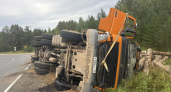 В Коми большегруз "Вольво" съехал с трассы и опрокинулся