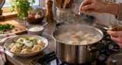 Пельмени больше не мучаю лаврушкой и маслом: щепотка этой специи — и даже магазинные пахнут как домашние