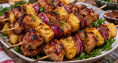 Вместо мяса по-французски — порционные шашлычки из свинины: удобно брать, а со стола улетают моментально