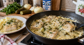 Минтай больше не жарю — тушу с луком и сливками: семья просит повторять снова и снова