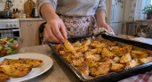 Картошка по-деревенски получается круче фастфуда — чеснок, специи и ложка крахмала решают всё