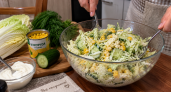 «Сметете» всю пекинку в магазине: самый вкусный салат на скорую руку — 7 минут, и он на столе