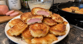 Обычная колбаса превращается в домашнюю вкусноту: молоко и взбитые белки меняют её до неузнаваемости