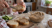 Печень, лук и кусочек масла — и готова намазка-нежность: хороша и утром, и на праздничной тарелке