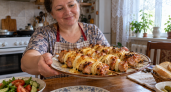 Вместо мяса по-французски — порционные шашлычки из свинины: удобно брать, а со стола улетают моментально