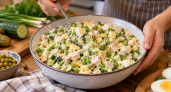 Не майонезный оливье, а вкус почти тот же: лёгкий салат из обычных продуктов съедают первым