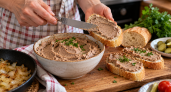 Печень больше не жарю кусками: взбиваю с луком и маслом — получается нежная намазка на хлеб