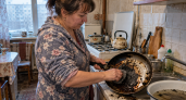 Старую сковороду не скребу часами: сначала размягчаю нагар — потом он снимается кусками