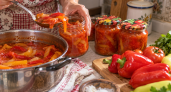 Бабушкино лечо без долгой возни: перец остаётся мясистым, а густой соус собираем хлебом до капли