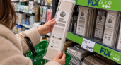 Рулонную штору из Fix Price вешаю не на окно: открытый стеллаж превращается почти в шкаф