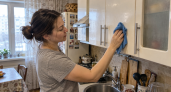 Не средство за 500 рублей, а 2 ложки в тёплую воду: липкая "пленка" сходит кухонных с фасадов мгновенно
