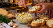 Делаю вкуснейшее сырное масло: гости умоляют научить — и на бутерброды, и к чаю и в морозилку на потом
