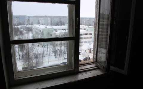 Появились фотографии с места гибели сыктывкарца, который выпал из окна