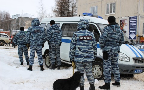 В Сыктывкаре в здании банка нашли опасный сверток: на место выехал ОМОН (фото)