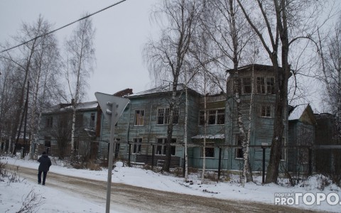 Опасную зону вокруг деревянной школы № 13 в Сыктывкаре огородили сигнальной лентой