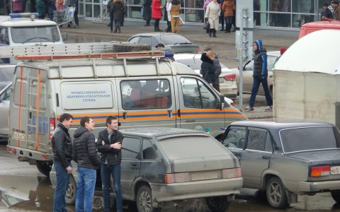 В Сыктывкаре в торговом центре ищут бомбу (фото)