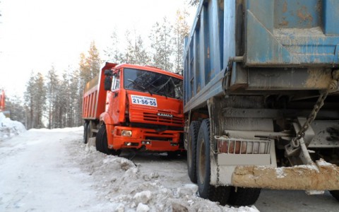 В Коми дорогу не поделили два грузовика