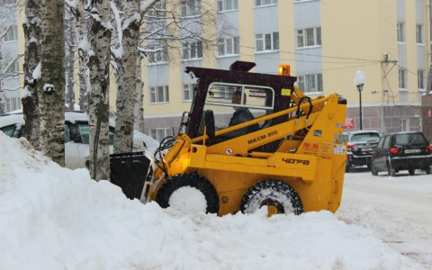 «Народный контроль»: сыктывкарцы жалуются на тракториста, который завалил снегом подъезды