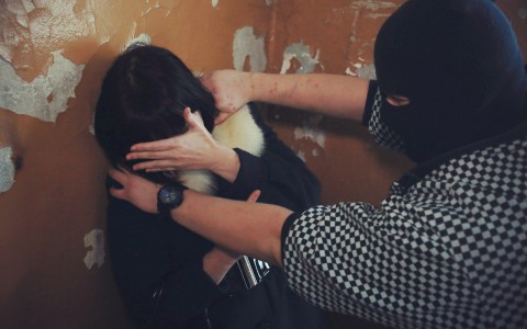 В Сыктывкаре неизвестный в подъезде надругался над 17-летней девушкой