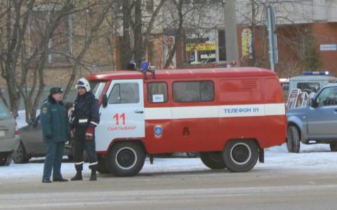 В Сыктывкаре оцепили жилой дом за банком (фото)