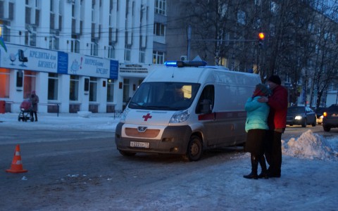 В Сыктывкаре кроссовер сбил двух женщин: из машины скорой помощи доносились крики (фото, видео)