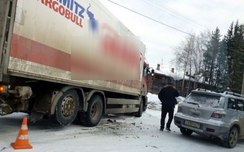 Под Сыктывкаром продуктовая фура врезалась в иномарку